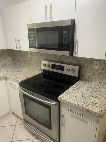 $1,600 | 400 Southeast 3rd Avenue, Unit 106, Hallandale Beach, FL 33009