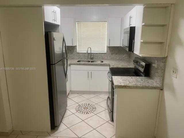 $1,600 | 400 Southeast 3rd Avenue, Unit 106, Hallandale Beach, FL 33009