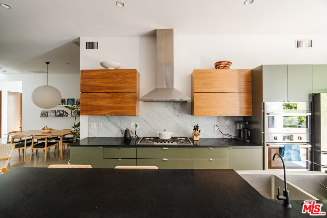 2437 Walnut Avenue Venice, CA 90291 - Photo 13 of 44 a kitchen with lots of counter top space
