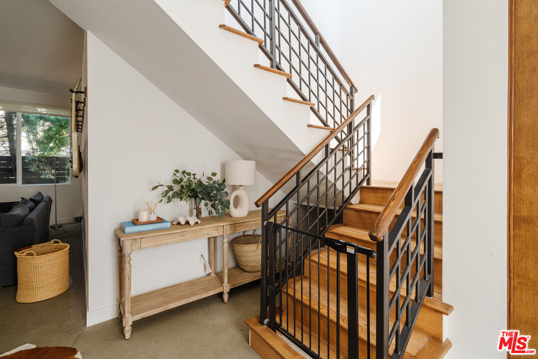 2437 Walnut Avenue Venice, CA 90291 - Photo 19 of 44 a view of entryway and hall