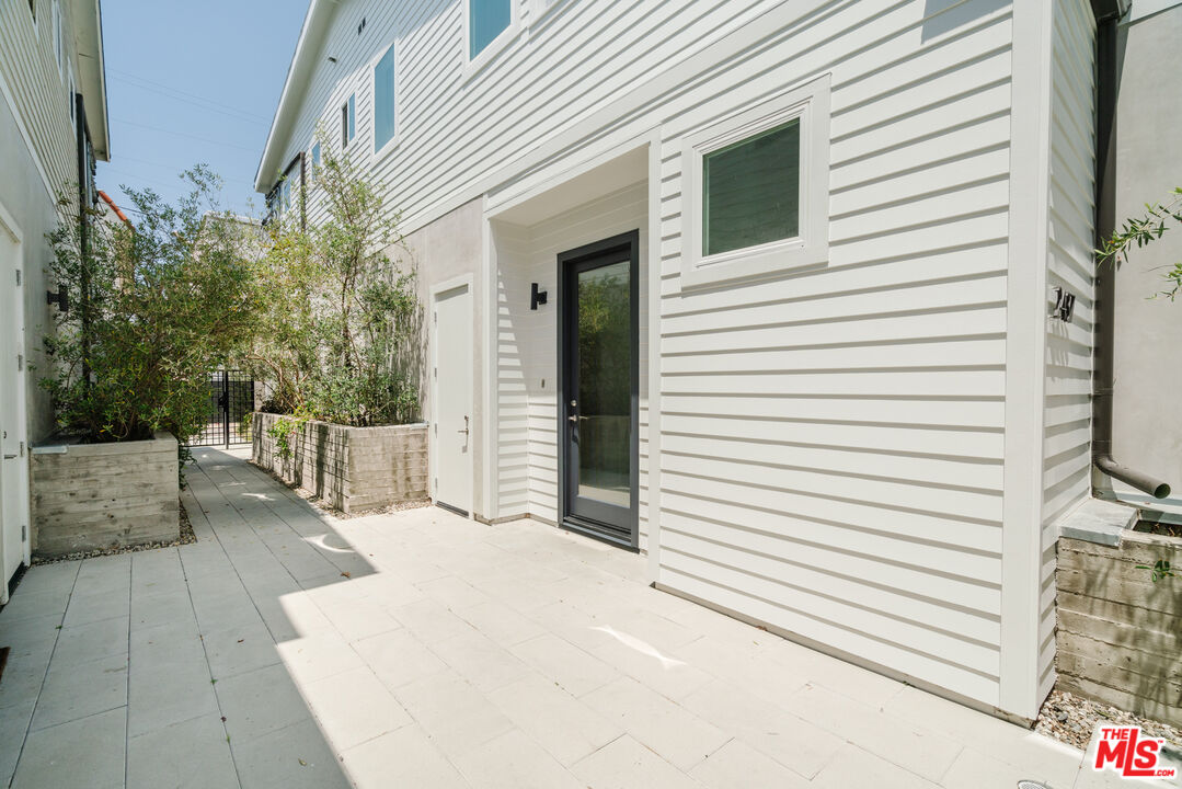 2437 Walnut Avenue Venice, CA 90291 - Photo 2 of 44