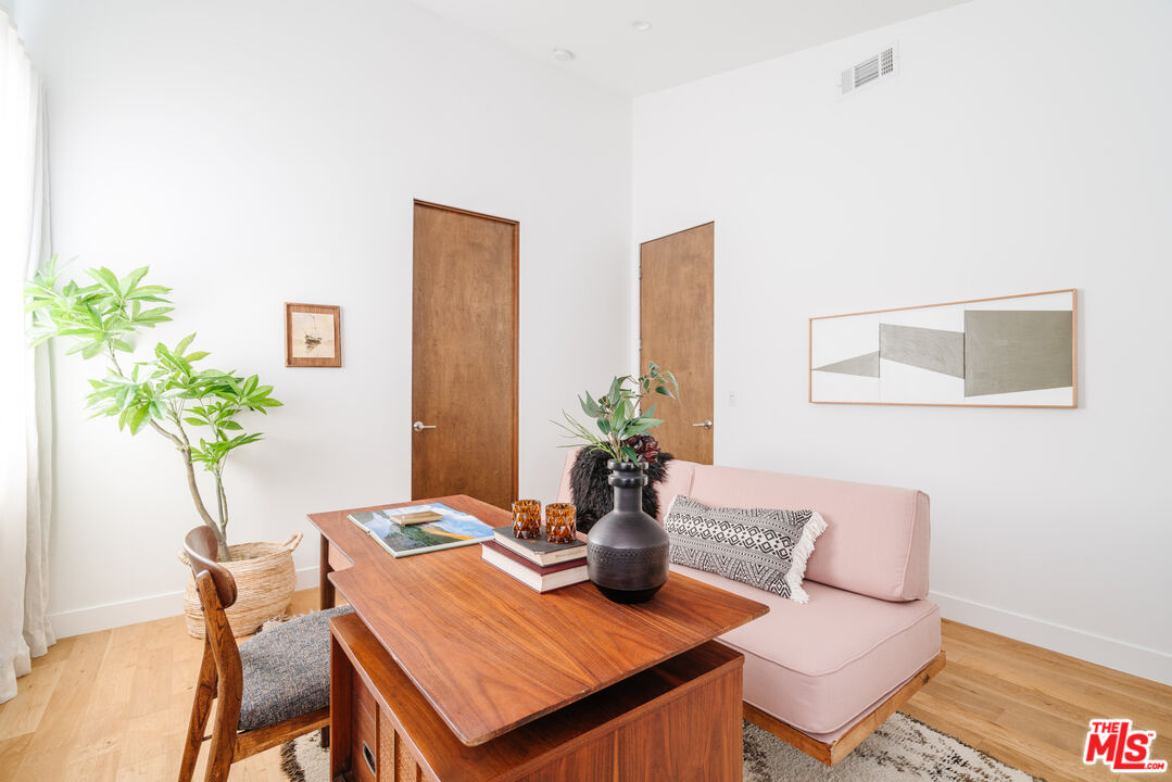 2437 Walnut Avenue Venice, CA 90291 - Photo 21 of 44 a view of a dining room with furniture