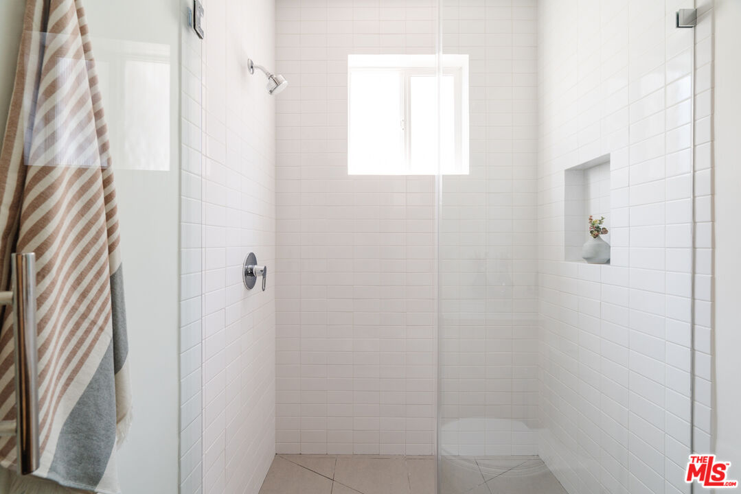 2437 Walnut Avenue Venice, CA 90291 - Photo 25 of 44 a bathroom with a shower
