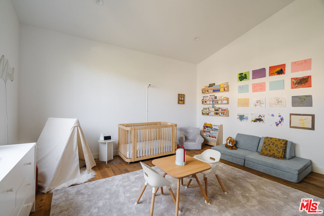 2437 Walnut Avenue Venice, CA 90291 - Photo 27 of 44 a living room with furniture and a couch