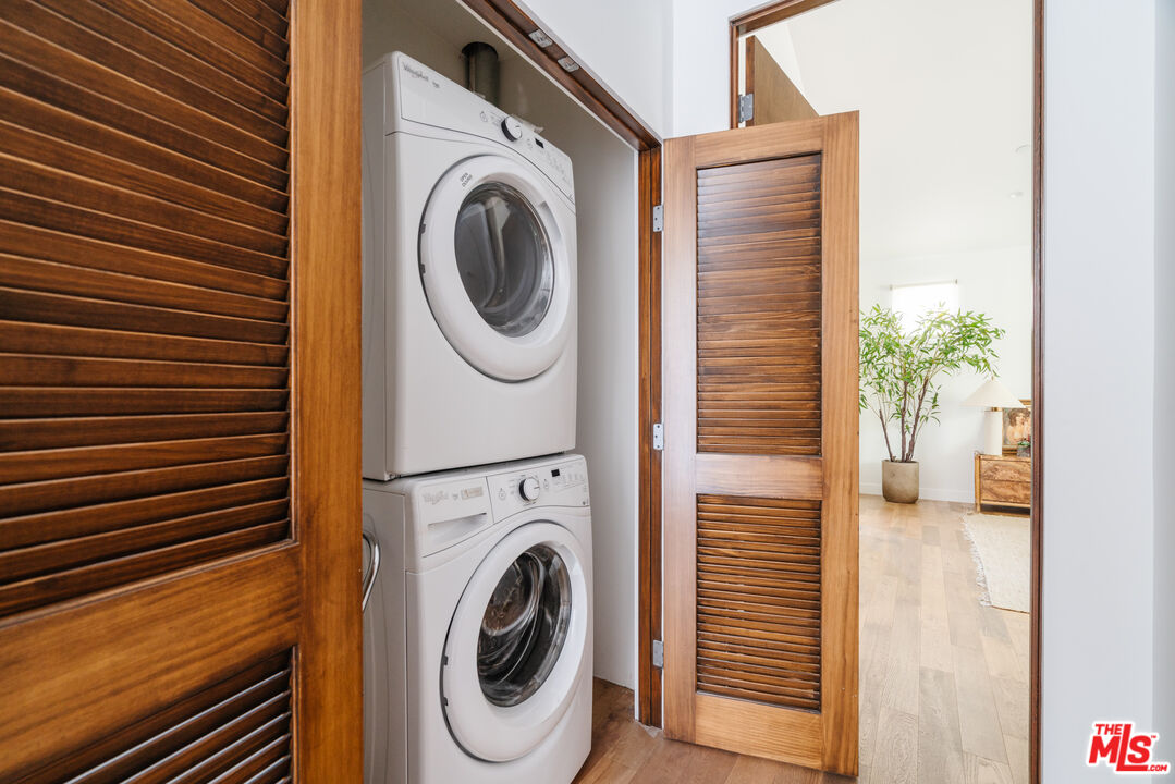 2437 Walnut Avenue Venice, CA 90291 - Photo 39 of 44 a utility room with dryer and washer