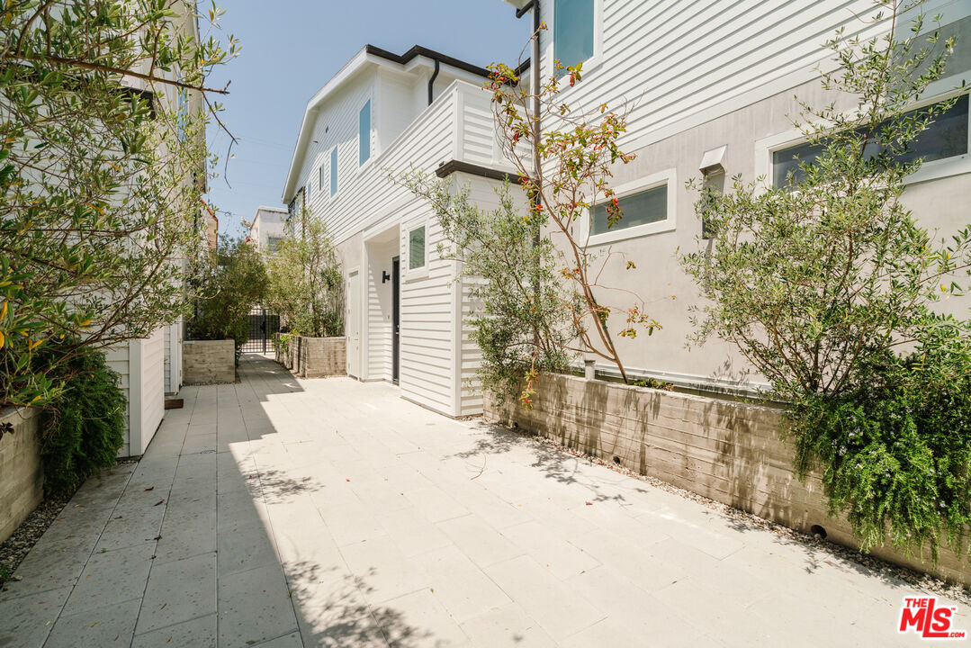 2437 Walnut Avenue Venice, CA 90291 - Photo 4 of 44 a view of a house with a snow in the yard