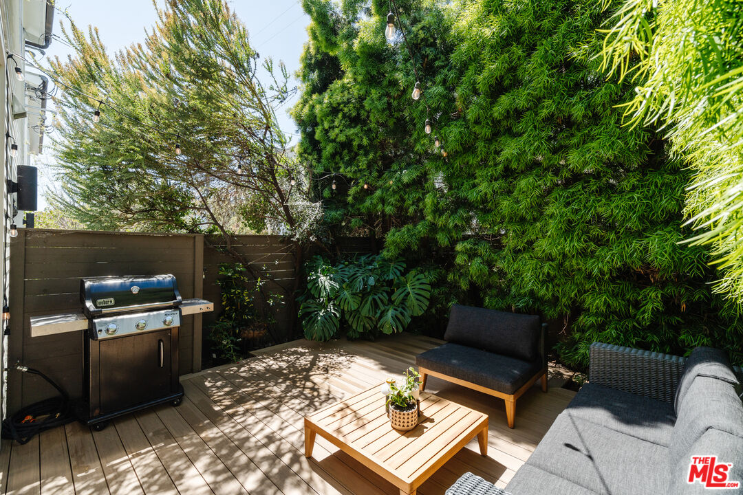 2437 Walnut Avenue Venice, CA 90291 - Photo 42 of 44 a view of backyard with furniture