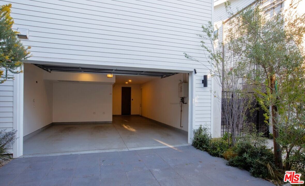 2437 Walnut Avenue Venice, CA 90291 - Photo 43 of 44 a view of an entrance of the house