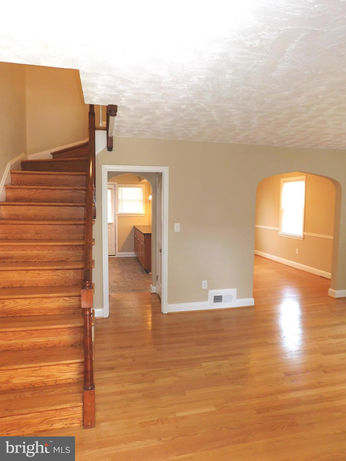5610 Sagra Road Baltimore, MD 21239 - Photo 2 of 30 Living Room/Main Entrance