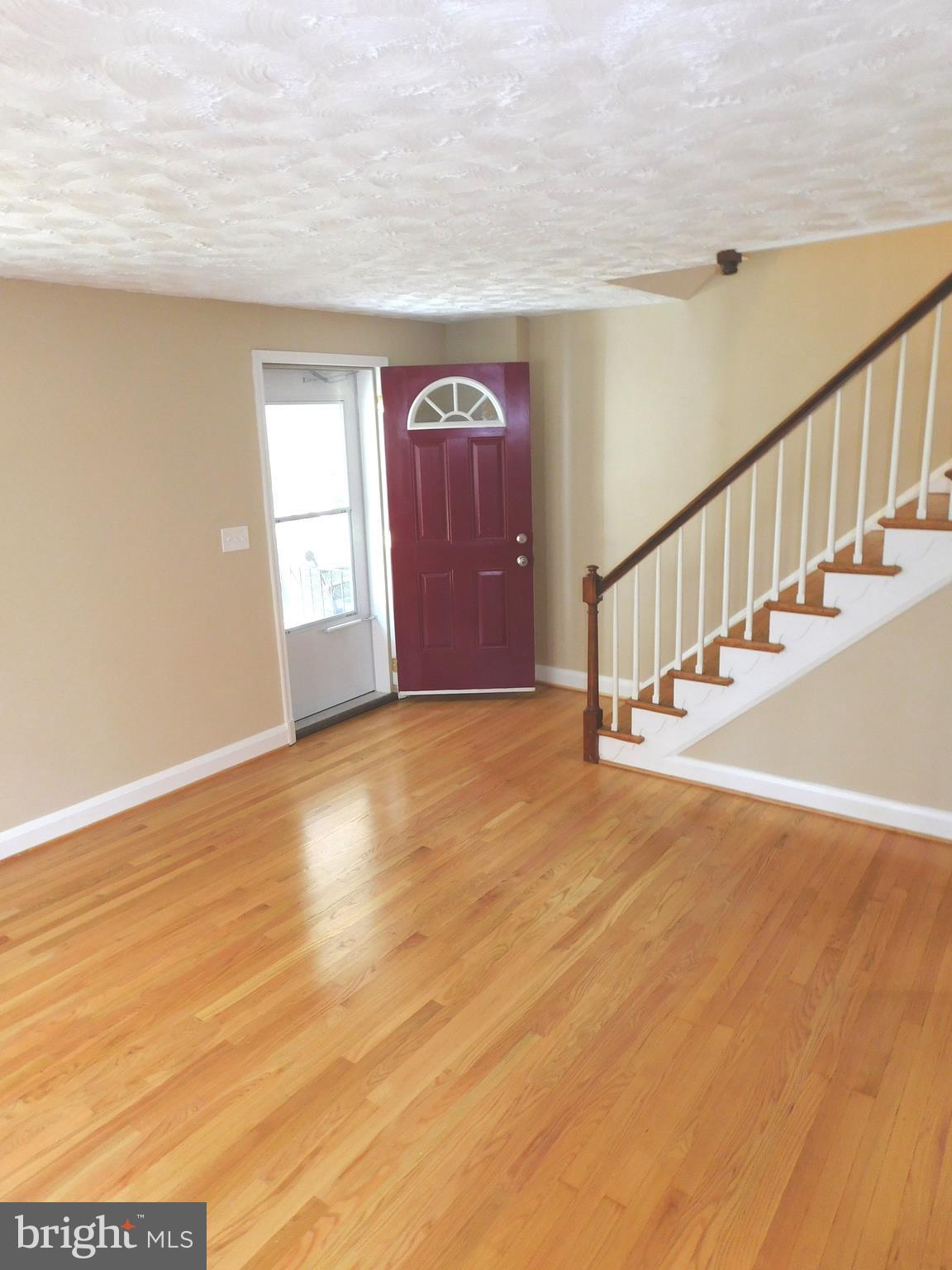 5610 Sagra Road Baltimore, MD 21239 - Photo 3 of 30 Living Room/Main Entrance