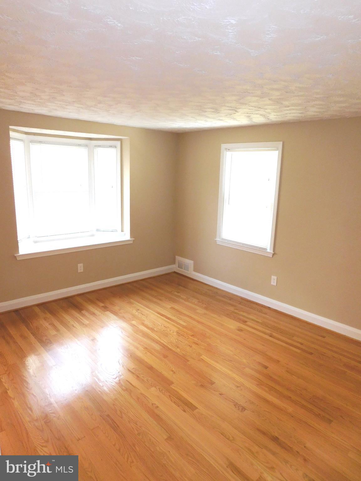 5610 Sagra Road Baltimore, MD 21239 - Photo 4 of 30 Living Room