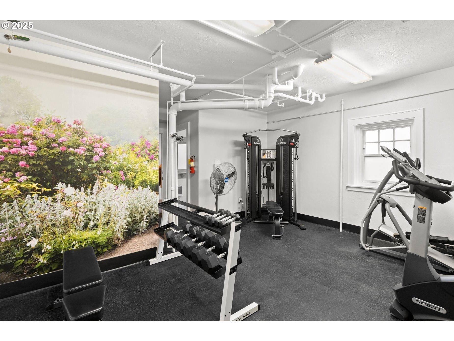 2015 Northwest Flanders Street, Unit 408 Portland, OR 97209 - Photo 25 of 37 a room with gym equipment