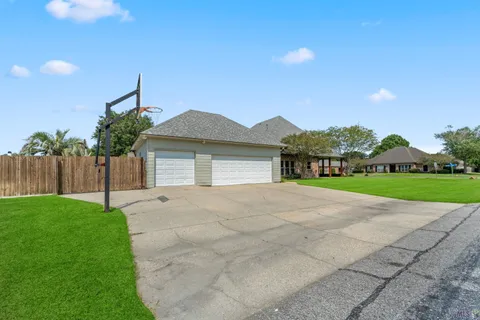 $637,700 | 6342 Riverbend Lakes Drive, Baton Rouge, LA 70820