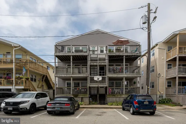a car parked in front of a building
