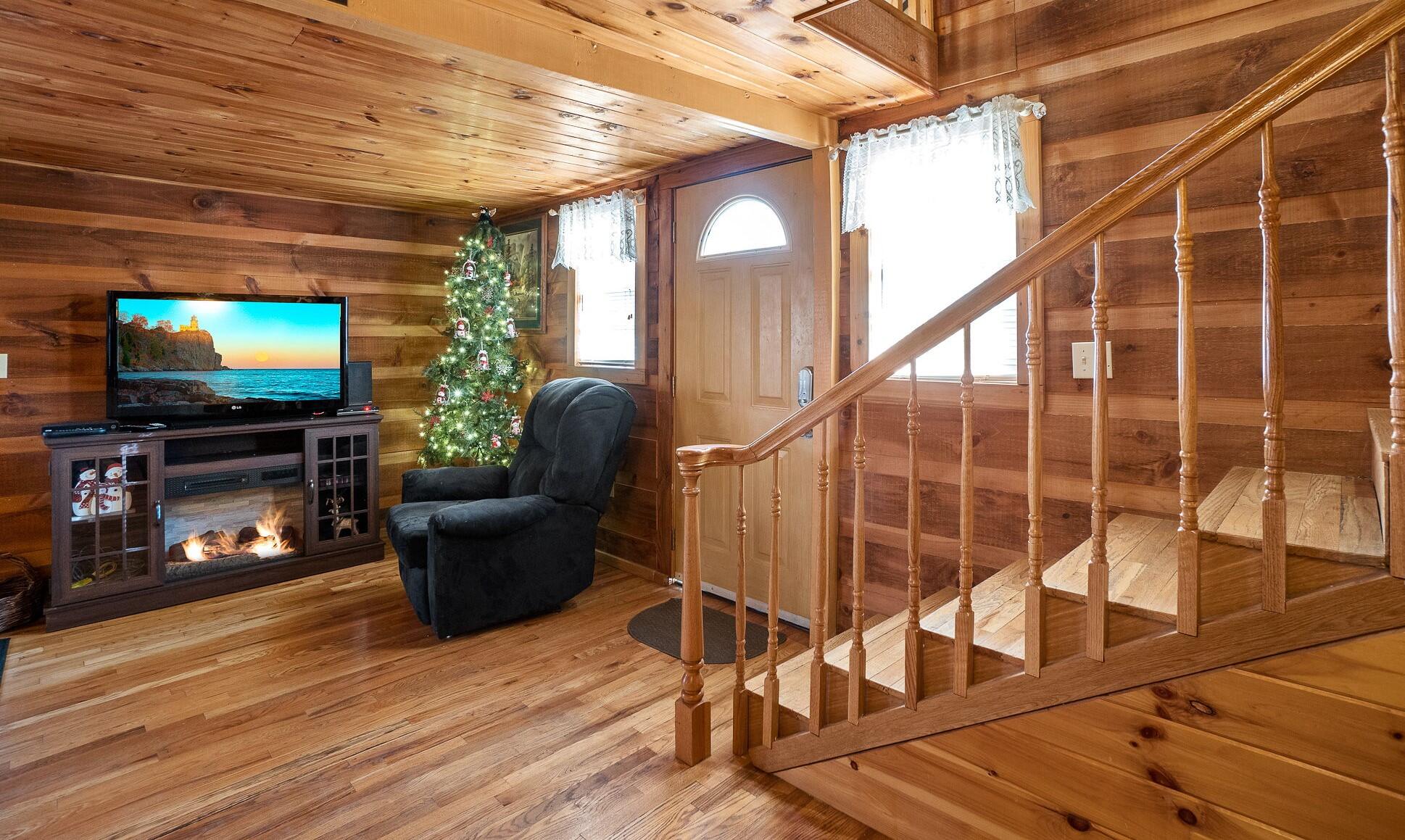 1612 South Mountain View Road Sevierville, TN 37876 - Photo 5 of 19 Living Entrance