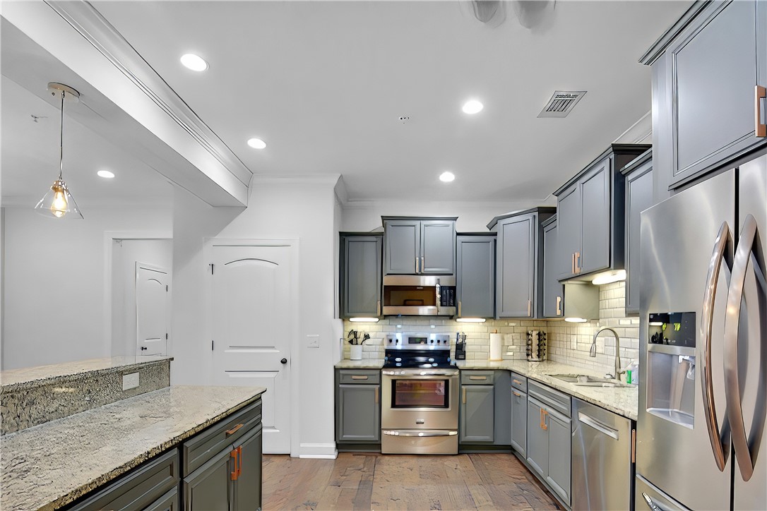 803 Mariners Circle St. Simons Island, GA 31522 - Photo 4 of 28 Gorgeous kitchen