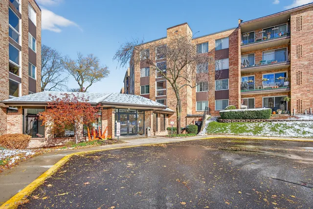 $250,000 | 500 West Huntington Commons Road, Unit 253, Mount Prospect, IL 60056