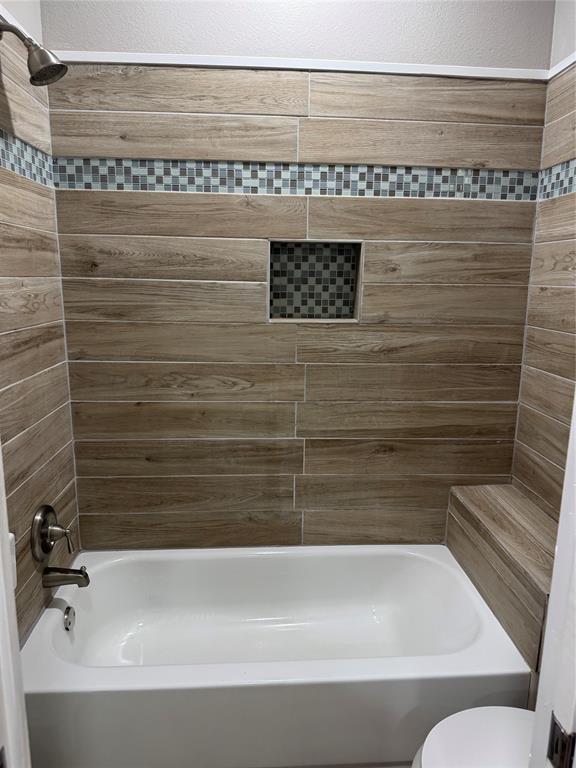 211 North Bermuda Street Lacy-Lakeview, TX 76705 - Photo 22 of 23 a bathroom with a bathtub