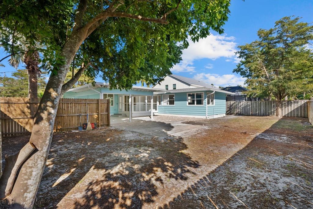 2104 Datura Street Sarasota, FL 34239 - Photo 35 of 48