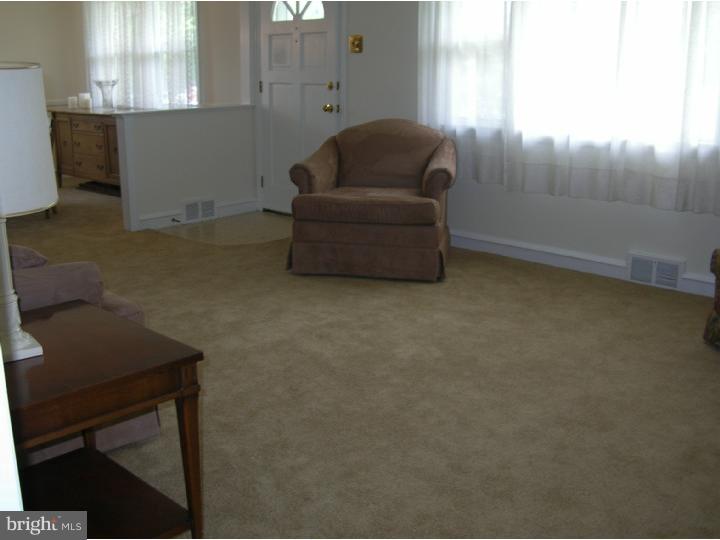 5 Raymond Road Broomall, PA 19008 - Photo 3 of 15 Living Room
