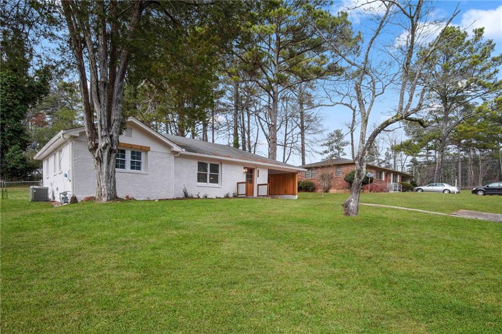 a house view with backyard space