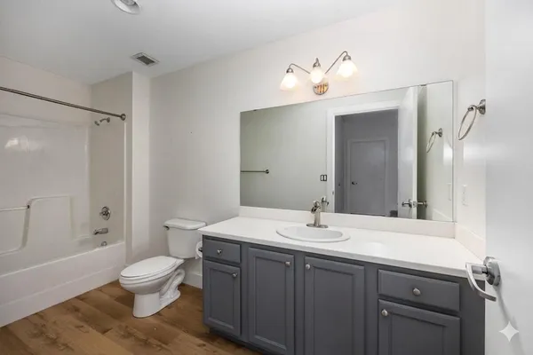 $2,700 | 801 Broadway Avenue Northwest, Unit 440, Grand Rapids, MI 49504