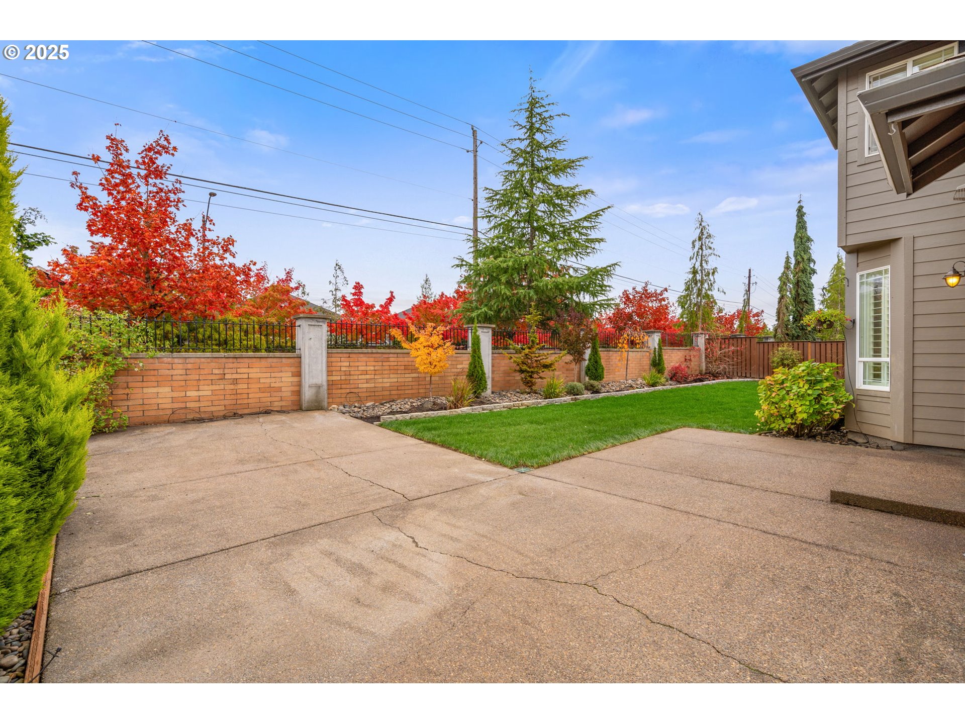 1516 South Dusky Drive Ridgefield, WA 98642 - Photo 19 of 43 a front view of a house with a yard and a garage