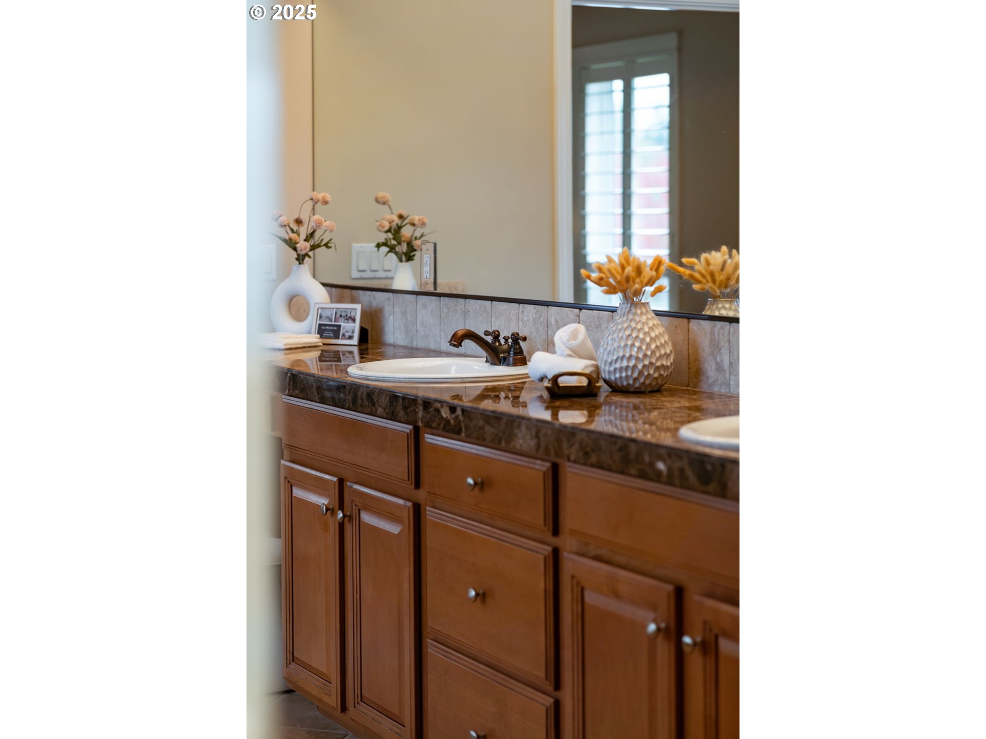 1516 South Dusky Drive Ridgefield, WA 98642 - Photo 27 of 43 a bathroom with a sink and a mirror