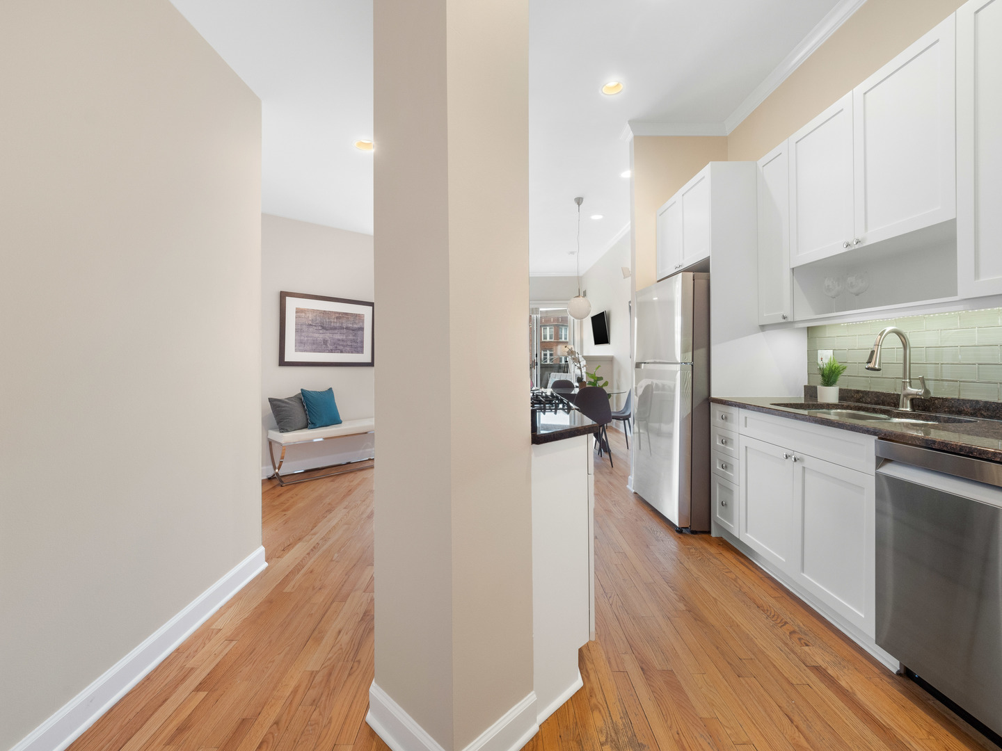 2555 West Leland Avenue, Unit 202 Chicago, IL 60625 - Photo 3 of 27