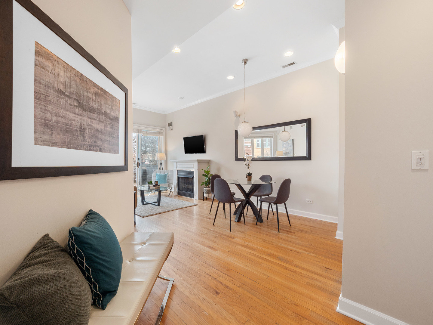 2555 West Leland Avenue, Unit 202 Chicago, IL 60625 - Photo 4 of 27