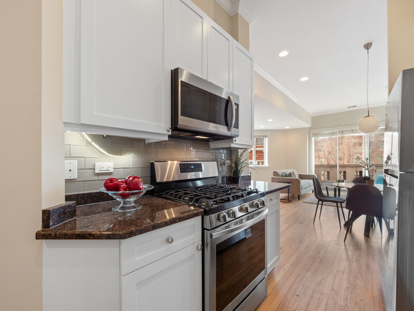 2555 West Leland Avenue, Unit 202 Chicago, IL 60625 - Photo 7 of 27