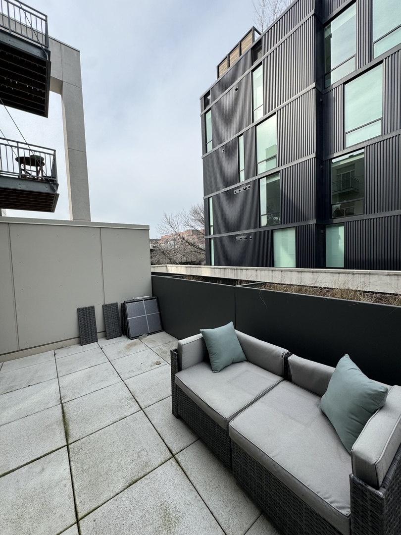 1222 West Madison Street, Unit 227 Chicago, IL 60607 - Photo 6 of 19 a living room with furniture