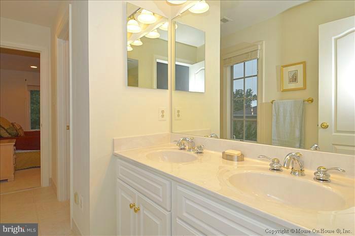 11085 Pelham Manor Place Reston, VA 20194 - Photo 9 of 24 Bath
