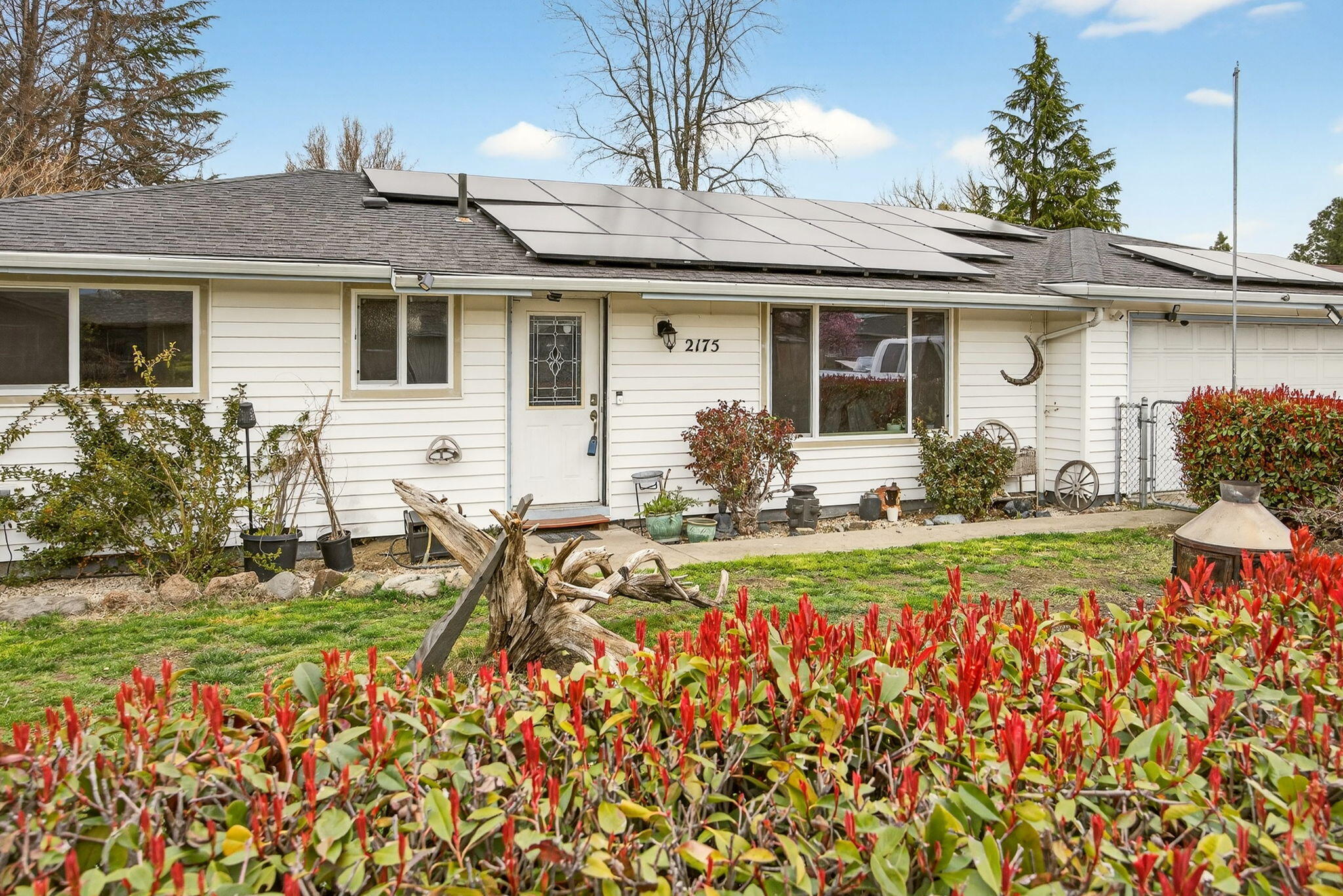 2175 Delta Waters Road Medford, OR 97504 - Photo 2 of 22 Fenced front yard