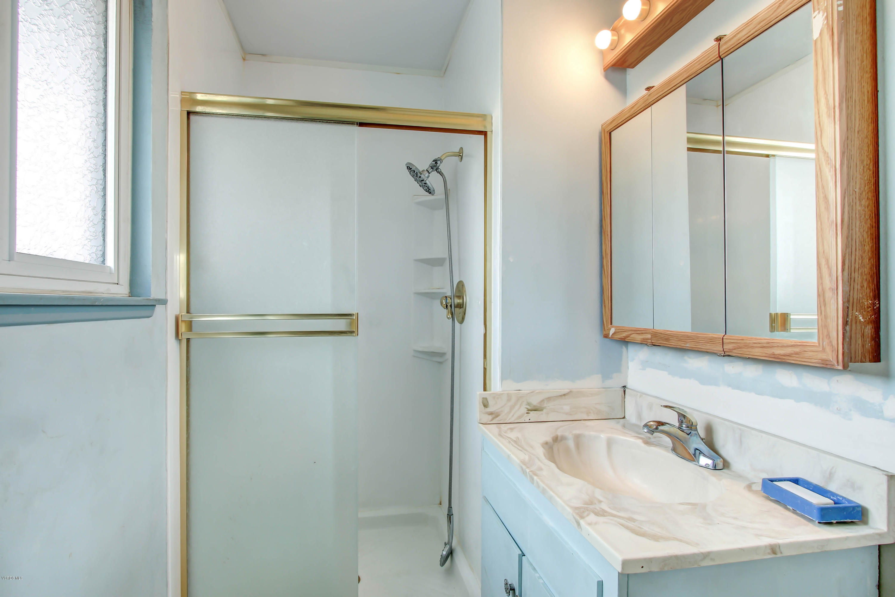 918 Decatur Avenue Ventura, CA 93004 - Photo 14 of 25 Mstr Bathroom