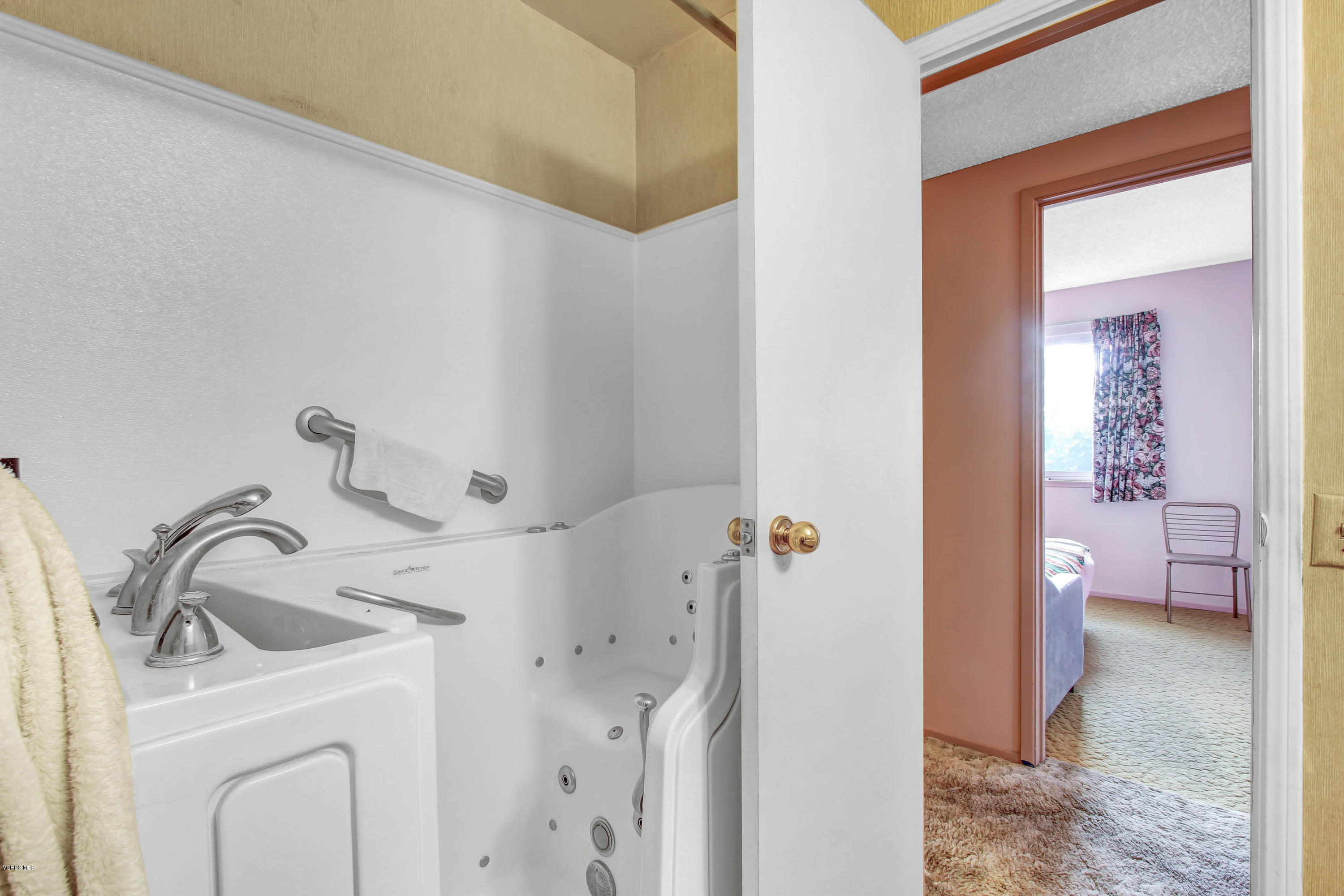 918 Decatur Avenue Ventura, CA 93004 - Photo 18 of 25 Hall Bathroom2