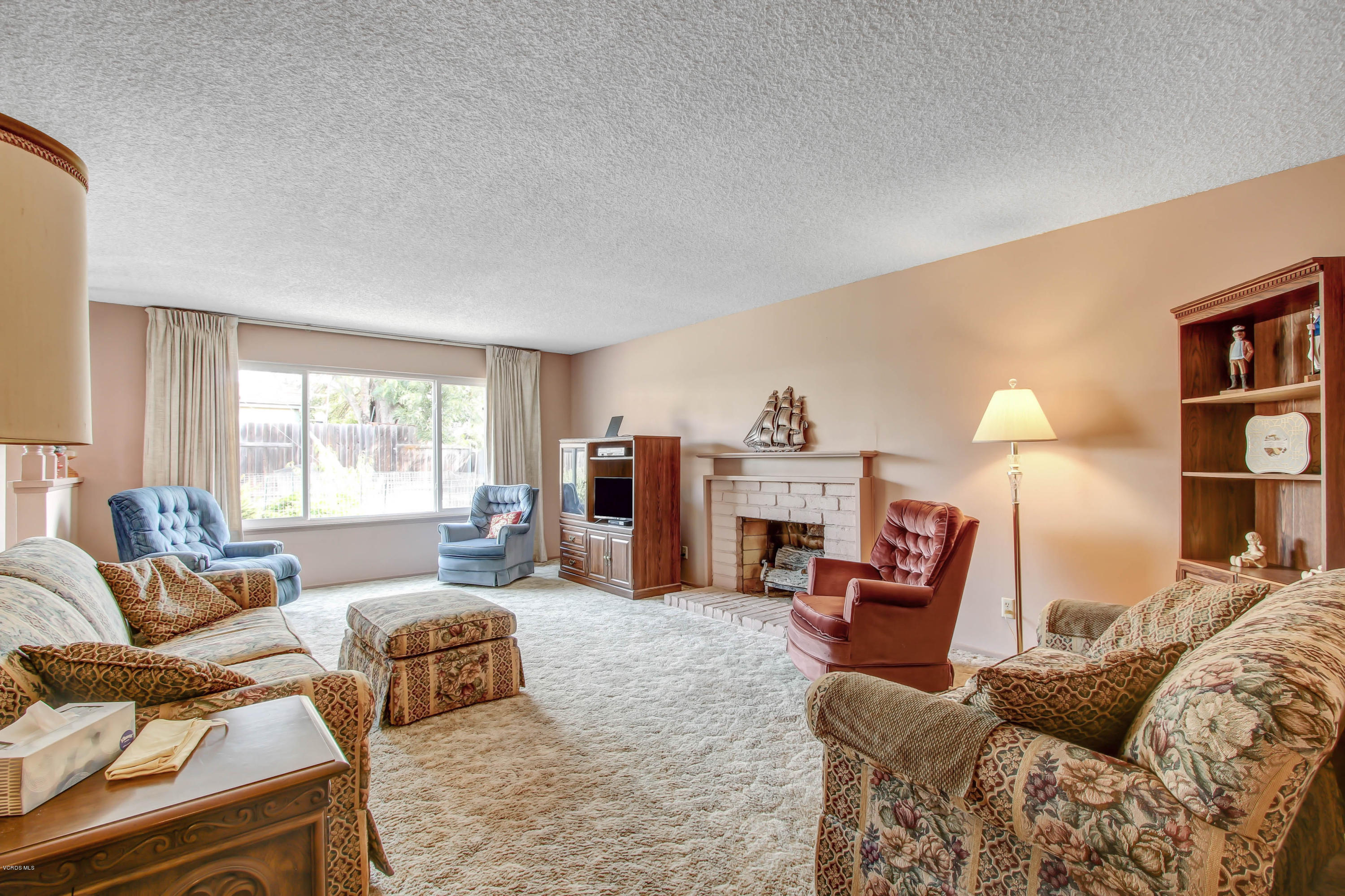 918 Decatur Avenue Ventura, CA 93004 - Photo 3 of 25 Living Room