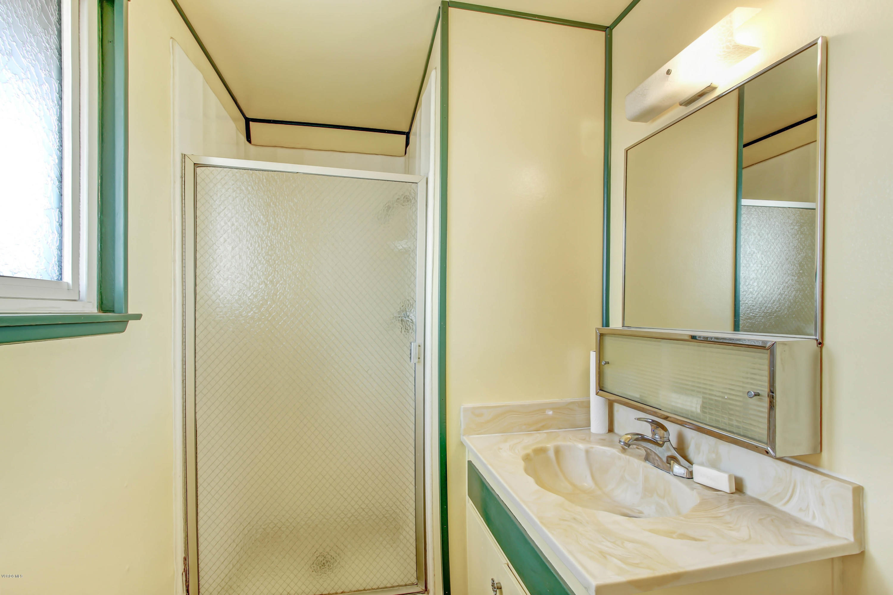 918 Decatur Avenue Ventura, CA 93004 - Photo 21 of 25 Upstairs Mstr Bathroom