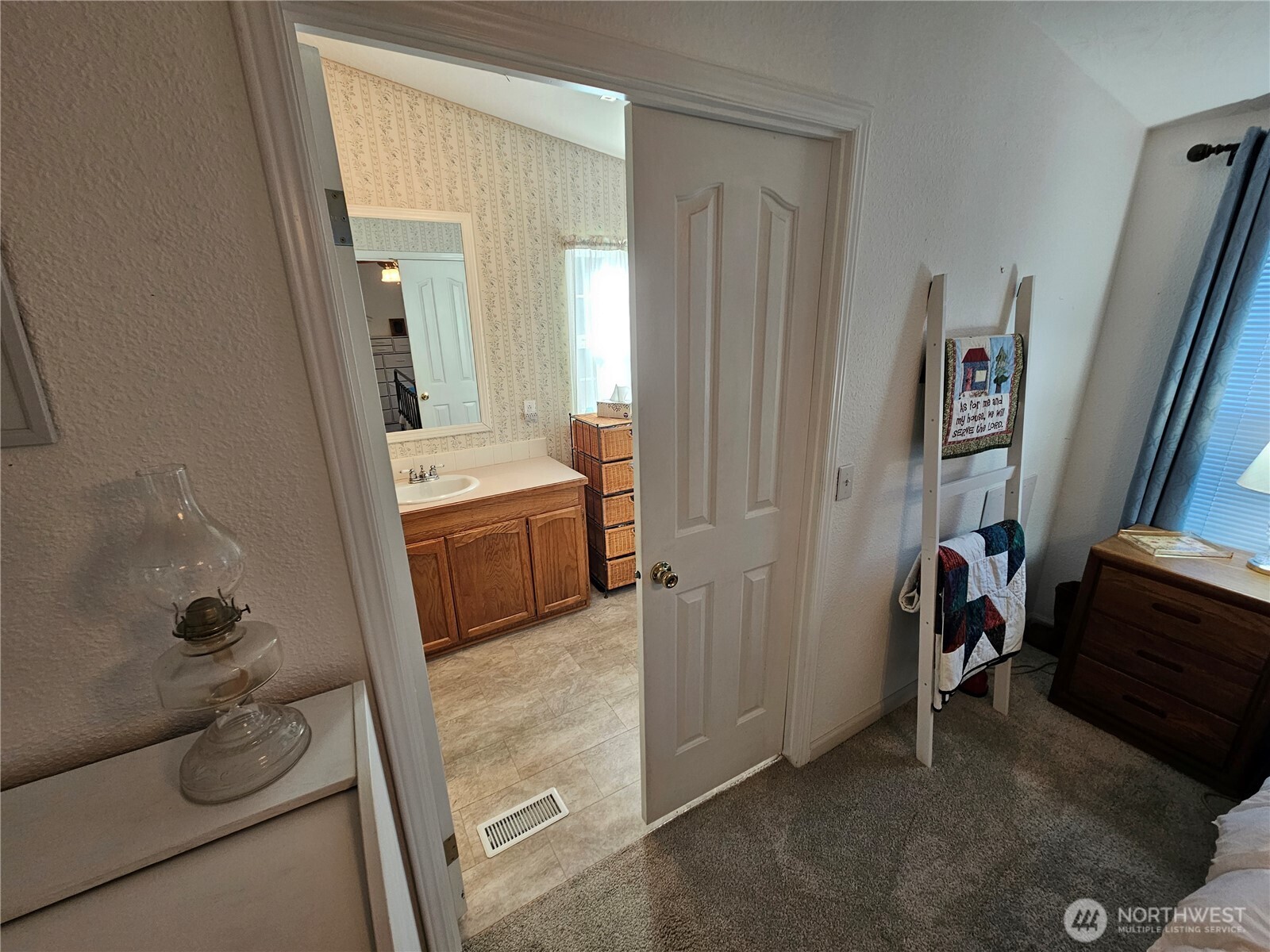 2004 195th Street Long Beach, WA 98631 - Photo 19 of 34 a living room with furniture