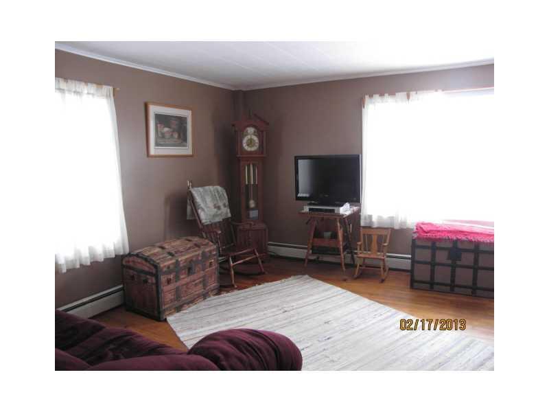 527 River Road Cushing, ME 04563 - Photo 13 of 35 Living Room.