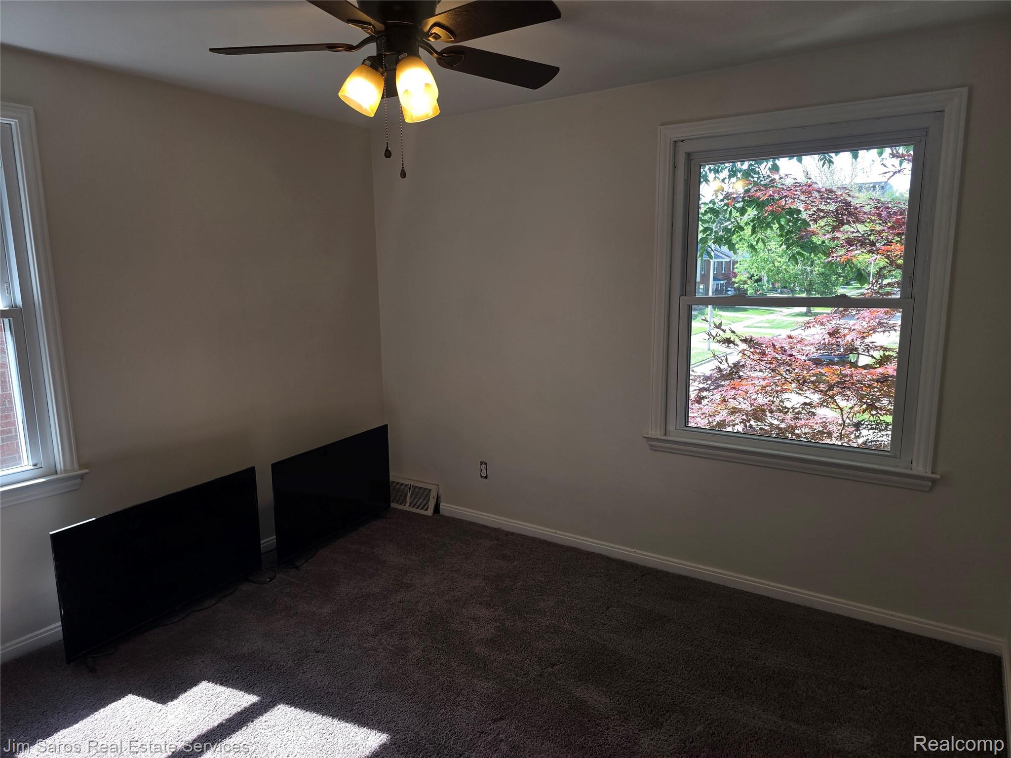 1762 Bournemouth Road Grosse Pointe, MI 48236 - Photo 13 of 21 20260527_103956.jpg