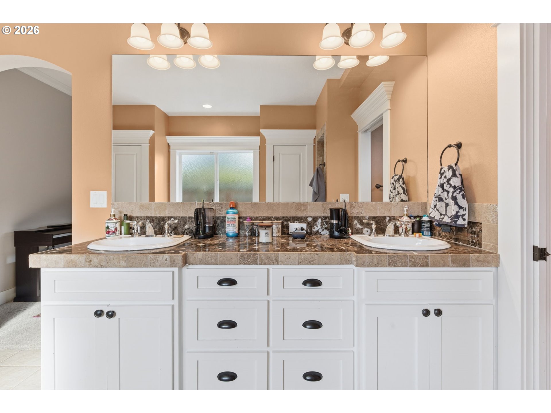 475 Salty Way Eugene, OR 97404 - Photo 29 of 48 a bathroom with a sink vanity and mirror