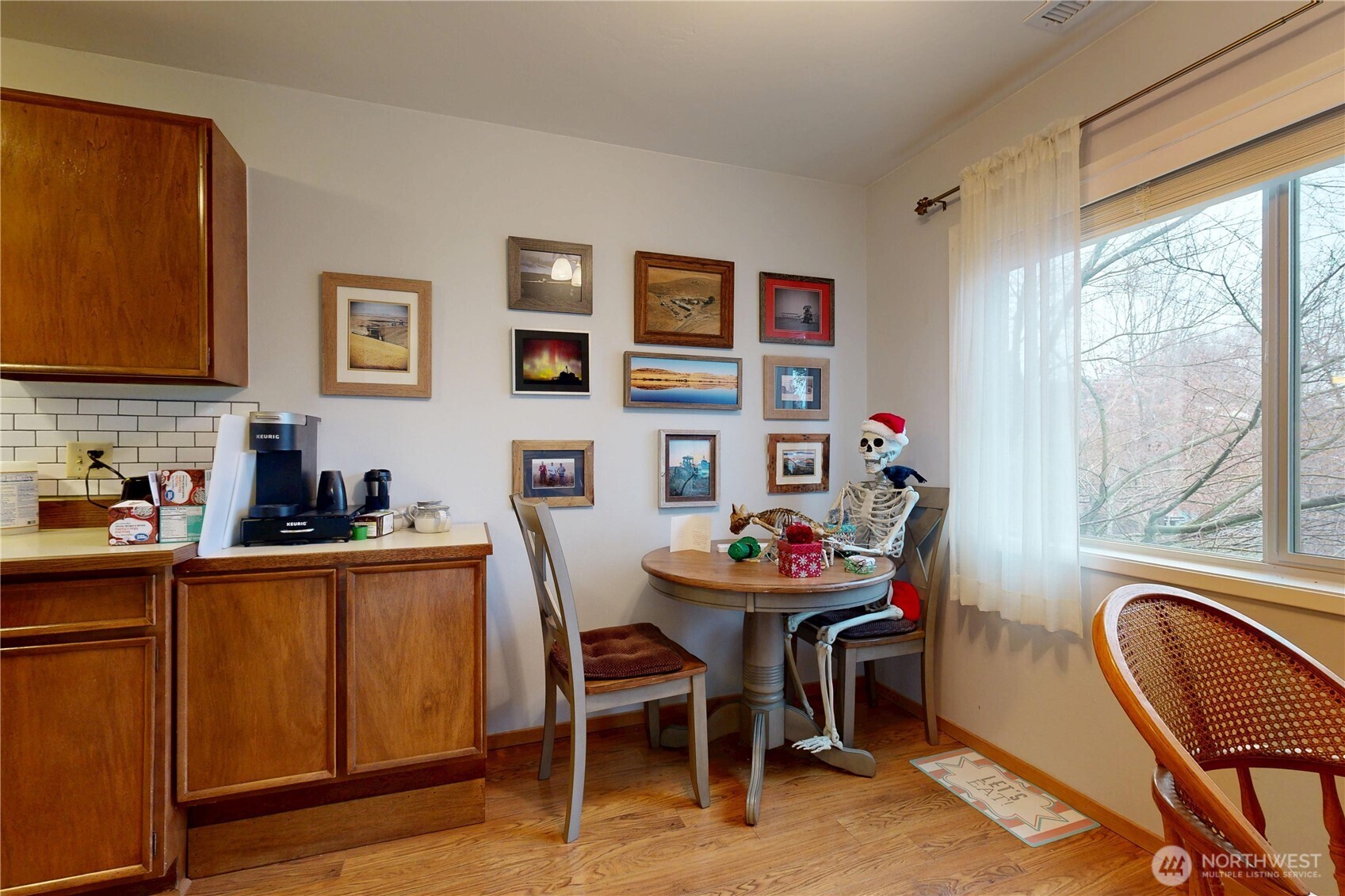 364 Catherine Street, Unit B6 Walla Walla, WA 99362 - Photo 11 of 26 a dining room with furniture and window