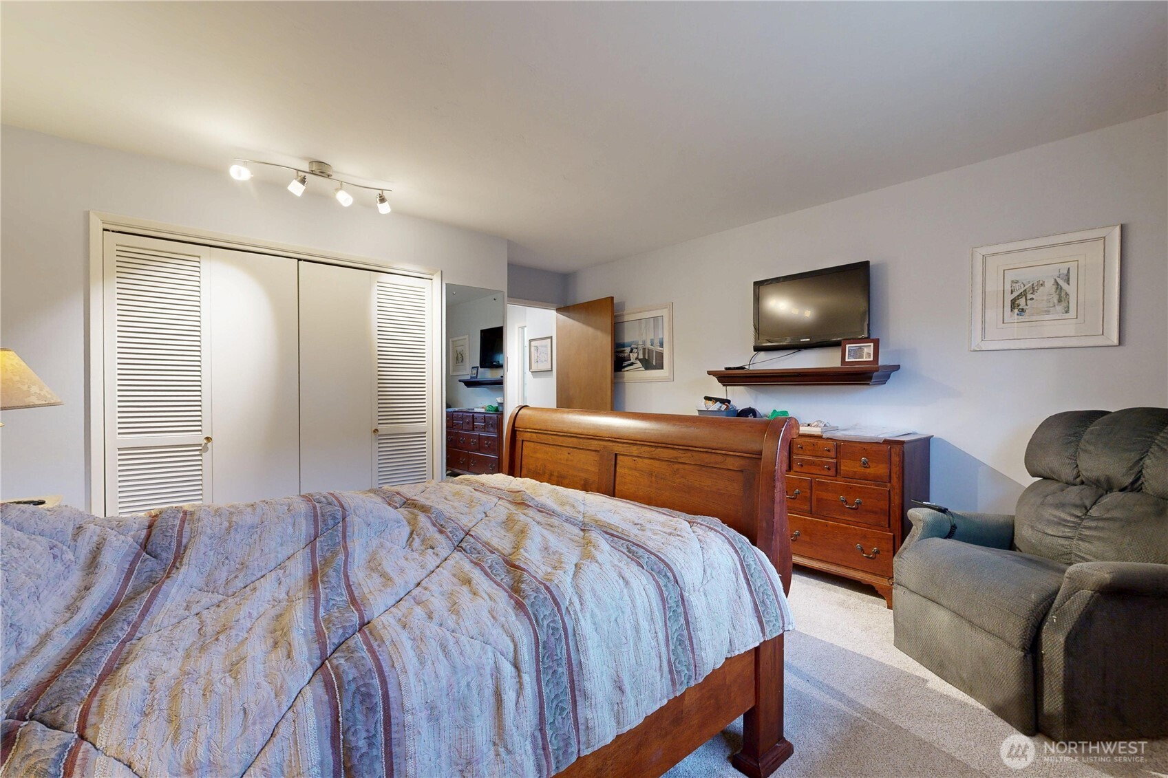 364 Catherine Street, Unit B6 Walla Walla, WA 99362 - Photo 24 of 26 a bedroom with bed and tv