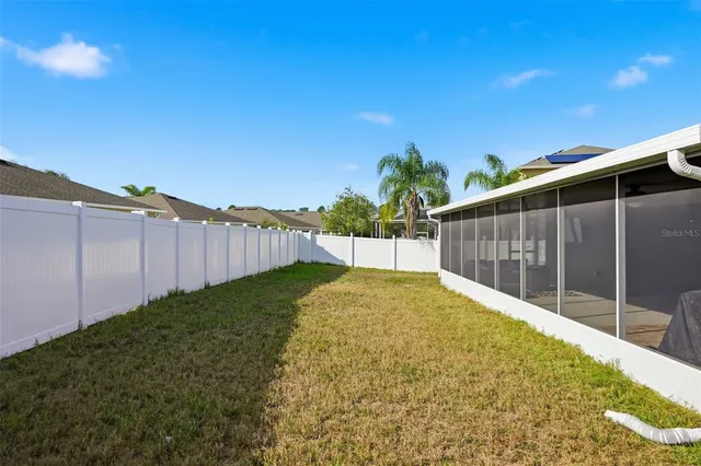 a view of a backyard