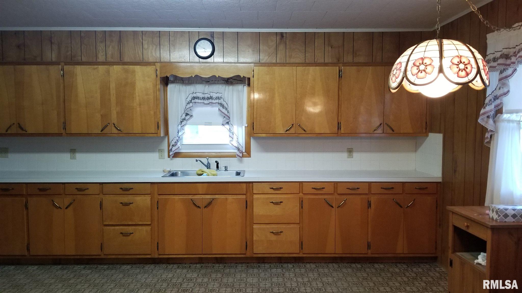 2388 Chancy Street Clinton, IA 52732 - Photo 3 of 17 Gallery Image 3