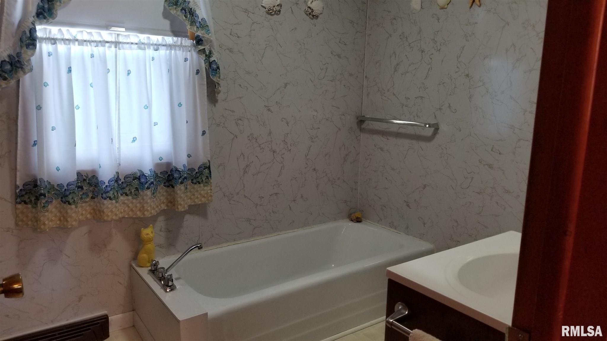 2388 Chancy Street Clinton, IA 52732 - Photo 5 of 17 Gallery Image 5
