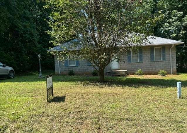 93 Rue Beauregard Lavonia, GA 30553 - Photo 2 of 26 a view of a garden with a tree