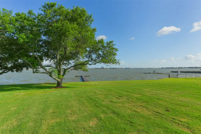 $2,550,000 | 105 Mockingbird Lane, Seabrook, TX 77586