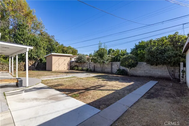 a view of a backyard